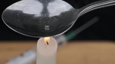 Mum Alevinde Kaşıkta Uyuşturucu Pişirmek