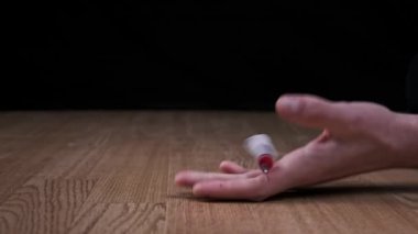 Zemine Şırınga Şırıngası Şırıngası Düşen Bağımlı El İğne Uyuşturucuları, Yavaş Hareket