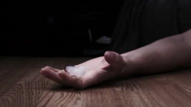 Zemine Şırınga Şırıngası Şırıngası Düşen Bağımlı El İğne Uyuşturucuları, Yavaş Hareket