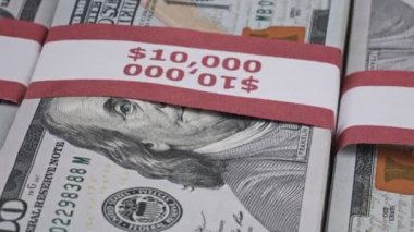Banknotlarda 10000 Amerikan Doları 'ndan oluşan üç yığın