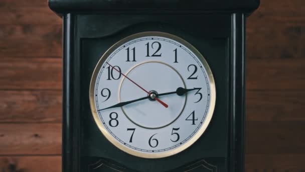 Relógio de parede vintage com segunda mão em movimento no fundo de madeira — Vídeo de Stock