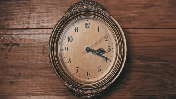 木製の背景に秒針を動かす古いレトロな壁の時計 — ストック動画