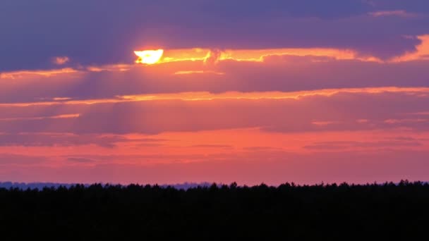 Atardecer dramático con rayos de sol en el cielo a través de nubes de capa naranja, Timelapse — Vídeos de Stock