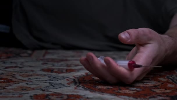 Addicts χέρι με Syringe Falls στο πάτωμα Ακριβώς Pricked Ηρωίνη Ναρκωτικά — Αρχείο Βίντεο