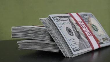 Dolar desteleri Yeşil Arkaplanda Döner, Para Yığını