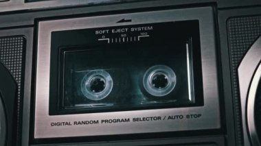 Retro Teyp Kaydı 'nda Ses Kasedi Oynatıp Döndürür