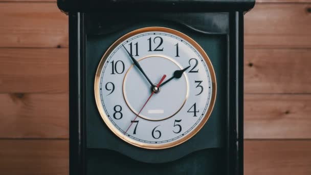 Vintage Clock Arrow Rotation um 14.00 Uhr oder morgens, Zeiger umdrehen, Zeitraffer — Stockvideo