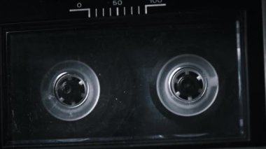 Ses teybi Eski Teyp Kaydı ile Döndürülüyor