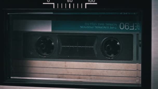 Caseta audio se rotește pe puntea unui vechi casetofon — Videoclip de stoc