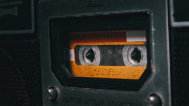 Cassete de áudio vintage gira em gravador de fita antiga — Vídeo de Stock