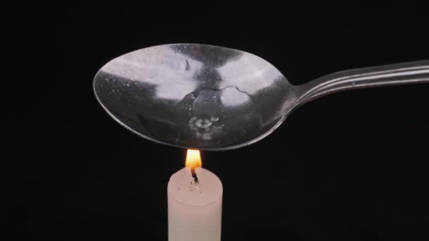 Μαγειρεύοντας τα ναρκωτικά σε ένα κουτάλι σε μια φλόγα κεριών — Αρχείο Βίντεο