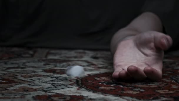 Υπερδοσολογία, Addicts χέρι πέφτει στο πάτωμα, Σύριγγα ναρκωτικών πέφτει έξω από αυτό — Αρχείο Βίντεο