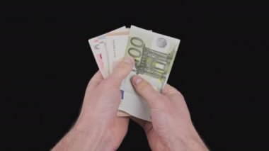 Erkek Eller Alfa Kanalı ile bir sürü Euro 'luk banknot sayıyor.