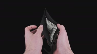 Erkek Eller Alfa Kanalı 'ndaki boş bir siyah cüzdandan bir dolar çıkarır.
