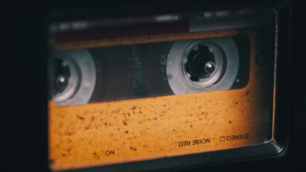 오래 된 테이프 재생 장치의 갑판에서 연주하는 빈티지노란 오디오 카세트테이프 — 비디오