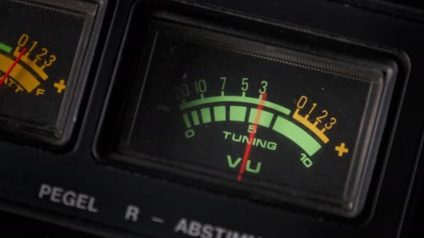 Pfeil-VU-Meter auf Tonbandgerät, Vintage-Analog-Anzeige — Stockvideo