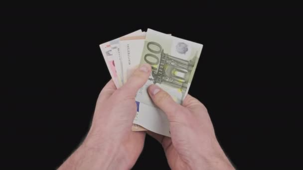 Las manos masculinas cuentan una gran cantidad de billetes en euros de varias denominaciones con canal alfa — Vídeo de stock