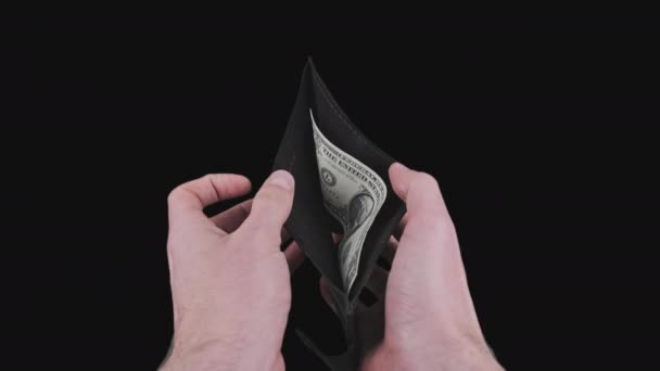 Les mains masculines sortent un dollar d'un portefeuille noir vide sur Alpha Channel — Video