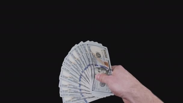 Αρσενικό χέρι κρατώντας έναν ανεμιστήρα του πολλά 100 δολάρια νομοσχέδια με Alpha Channel — Αρχείο Βίντεο