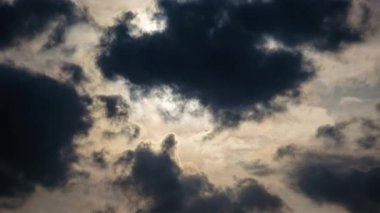 Güneş ışınları ile dramatik bir gün batımı turuncu katmanlı bulutlar, zaman ayarlı.
