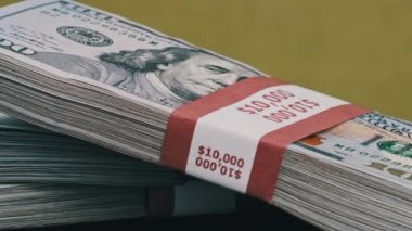 Dolar desteleri Yeşil Arkaplanda Döner, Para Yığını