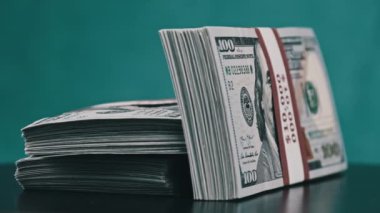 Dolarlar Mavi Arkaplanda Döner, Para Yığını
