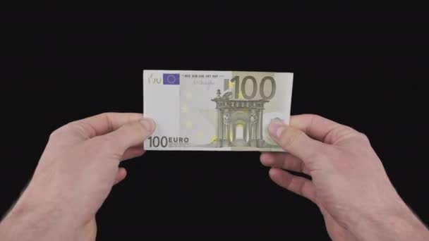 Mannelijke handen tonen bankbiljet van honderd euro met Alpha Channel — Stockvideo