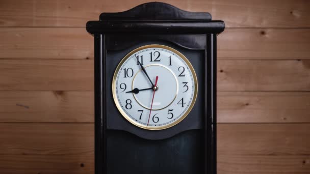 Včasná doba Full Turn of Time Hands v 9: 00 nebo PM na Vintage Clock — Stock video