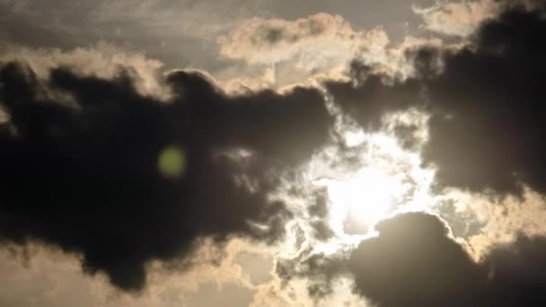 Dramatyczny zachód słońca z promieniami słońca w niebie przez pomarańczowe chmury warstwowe, Timelapse — Wideo stockowe