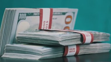 Dolarlar Mavi Arkaplanda Döner, Para Yığını