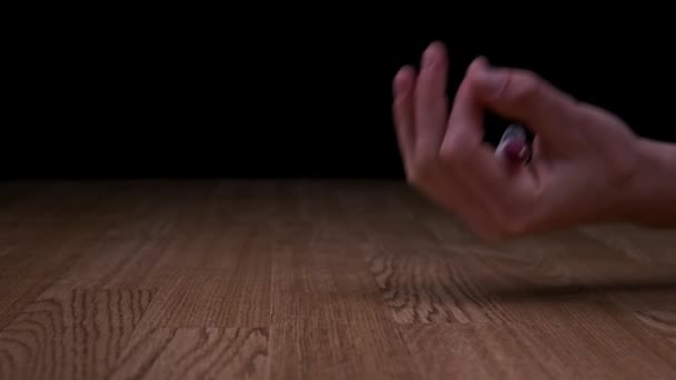 Süchtige Hand mit Spritze fällt zu Boden Nur gestochene Heroin-Drogen, Zeitlupe — Stockvideo