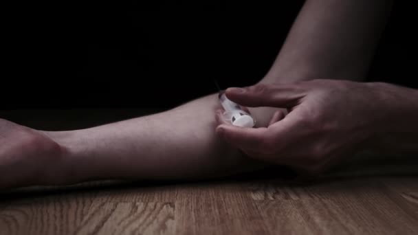Overdosis, Verslaaft Hand Falls op de vloer, Drugsspuit valt eruit. — Stockvideo
