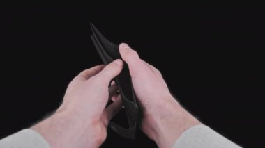 Erkek Eller Alfa kanalında Parasız Boş Bir Kara Cüzdan Göster