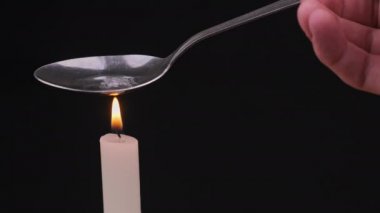 Mum Alevinde Kaşıkta Uyuşturucu Pişirmek