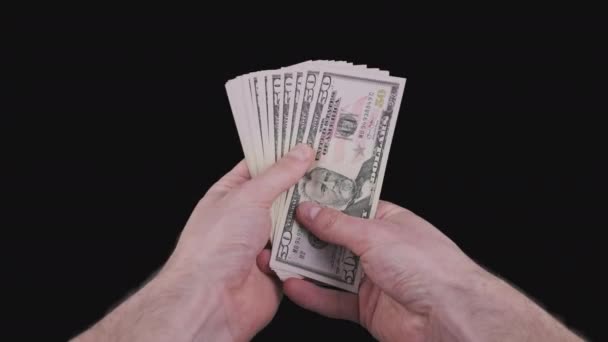 Mannelijke handen houden een ventilator van een partij van 50 Dollar Bill met Alpha Channel — Stockvideo
