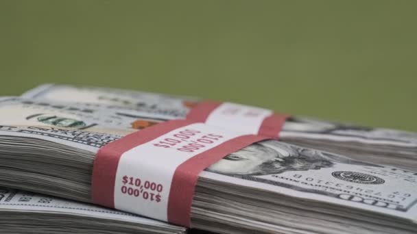 Δολάρια που βρίσκονται σε ένα σωρό χρήματα και περιστρέφονται σε πράσινο φόντο, χρήματα — Αρχείο Βίντεο
