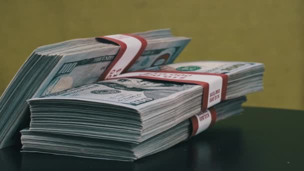 Dollarbündel rotieren auf grünem Hintergrund, jede Menge Geld — Stockvideo
