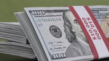 Dolar desteleri Yeşil Arkaplanda Döner, Para Yığını