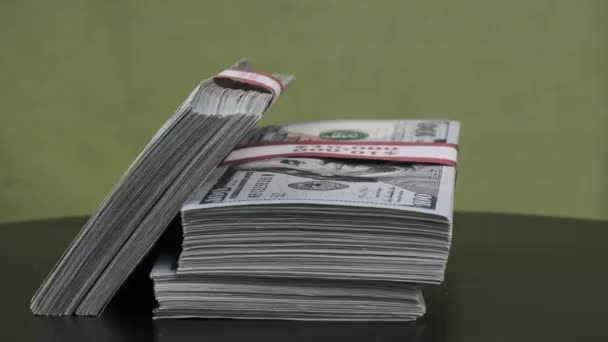 Dolary svazky otočit na zeleném pozadí, hromada peněz — Stock video