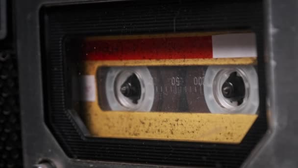 Klasická kazeta se otáčí ve starém magnetofonu — Stock video