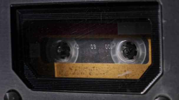 Vintage Yellow Audio Cassette Tape dreht sich im Deck eines alten Tonbandgeräts — Stockvideo