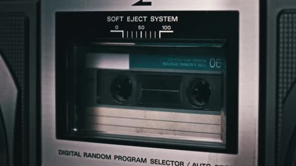 Аудиокассеты вращаются в палубе старого магнитофона — стоковое видео