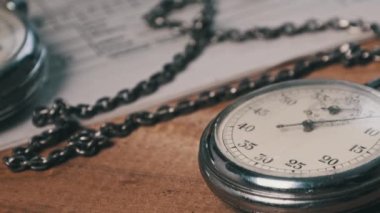 Antika Kronometre Eski Belgeler ve Saniyelerle Ahşap Masada Yatar