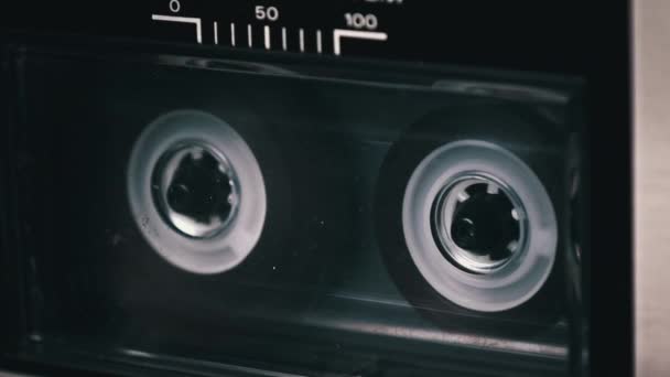 Odtwarzanie i obracanie kaset audio w magnetofonie Retro — Wideo stockowe