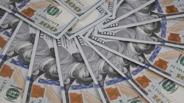 Montón de billetes de cien dólares se extienden en un ventilador gira — Vídeo de stock