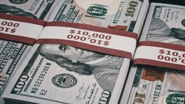 Drie stapels van 10000 Amerikaanse dollars bankbiljetten in bankverpakkingen zijn Spin — Stockvideo