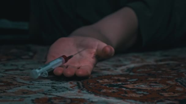 Overdose, Viciados Mão cai no chão, Droga Syringe cai fora dele — Vídeo de Stock