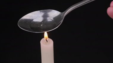 Mum Alevinde Kaşıkta Uyuşturucu Pişirmek