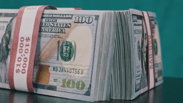 Dollarbündel rotieren auf blauem Hintergrund, Haufen Geld — Stockvideo