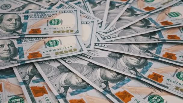Egy halom százdolláros bankjegy szétszóródva egy ventilátorban forog. — Stock videók